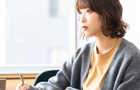 集中している女性の画像